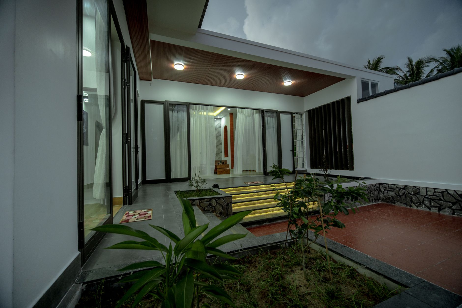 Bangunan modern Salemba Residence dengan pencahayaan alami, taman hijau, dan fasilitas lengkap di Jakarta