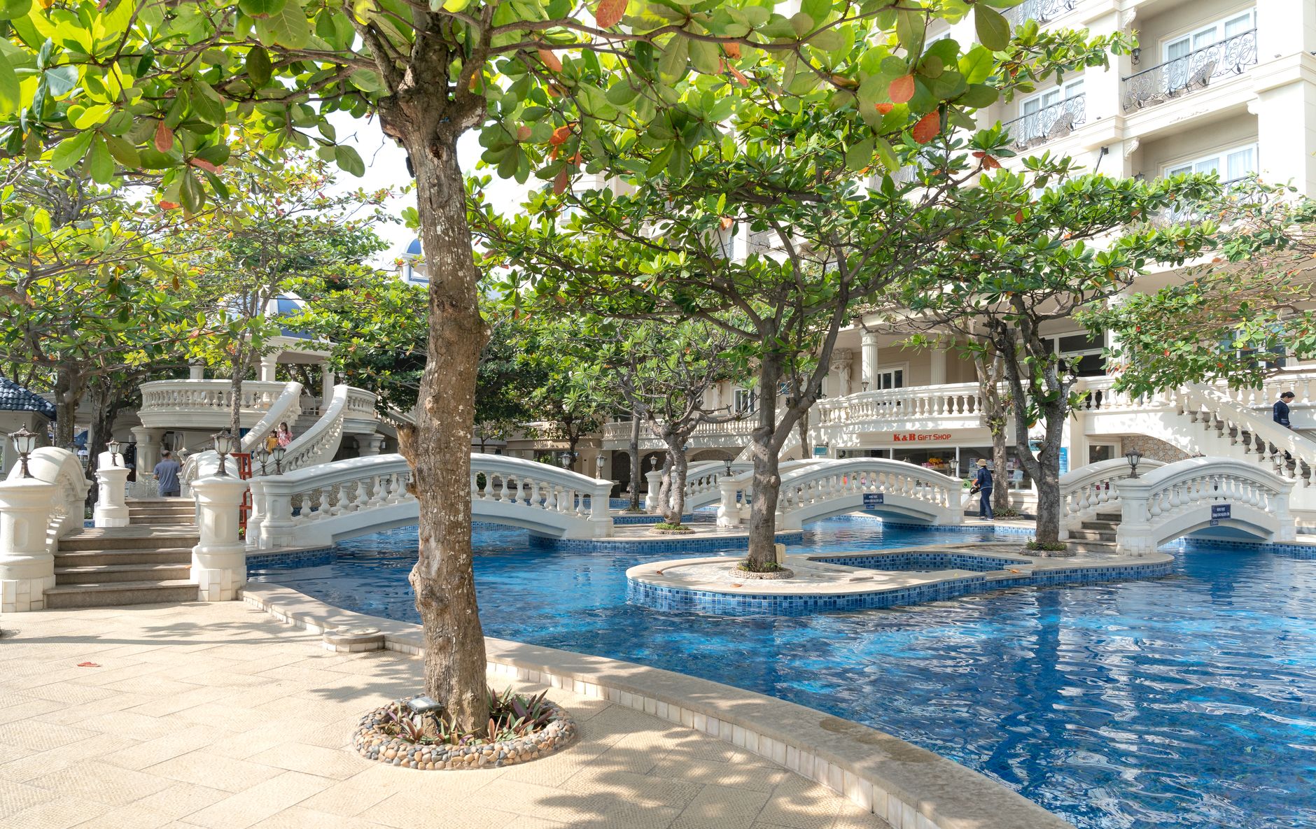 Apartemen bergaya Mediterania dengan balkon luas, tampak hijau, dan interior elegan yang menggabungkan nuansa laut.