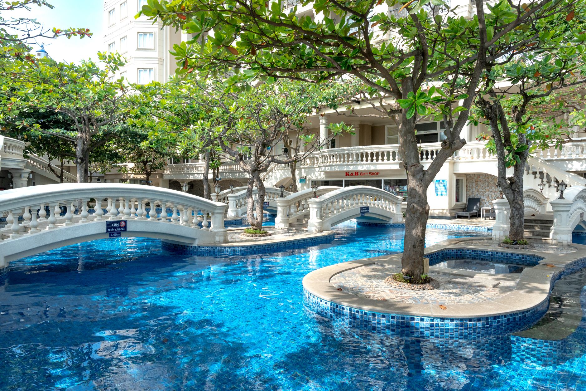 Foto tampak depan apartemen Mediterania Garden 2 dengan fasilitas modern, cocok investasi properti.
