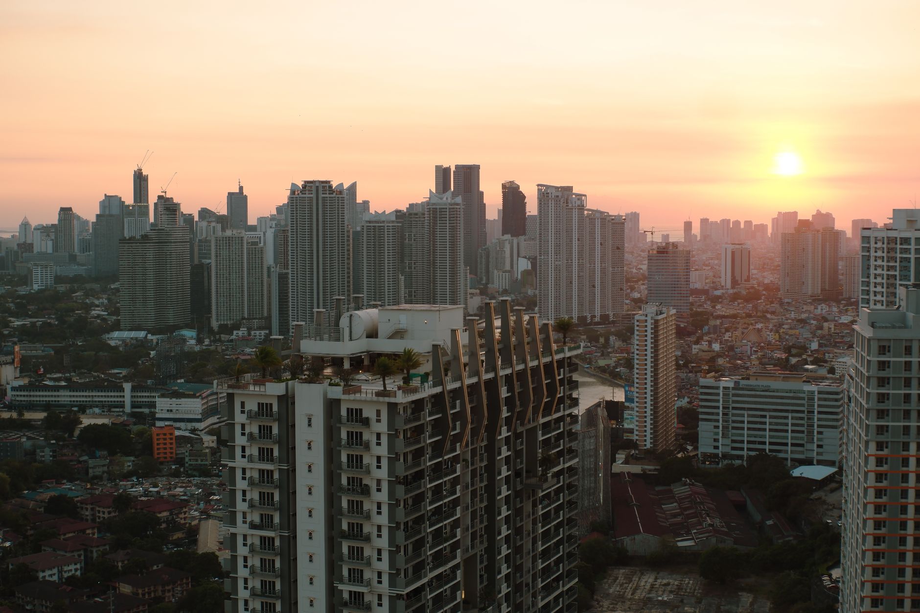 Foto tampak depan 1 Park Residence Gandaria dengan fasilitas modern, ideal untuk investasi properti di Jakarta Selatan