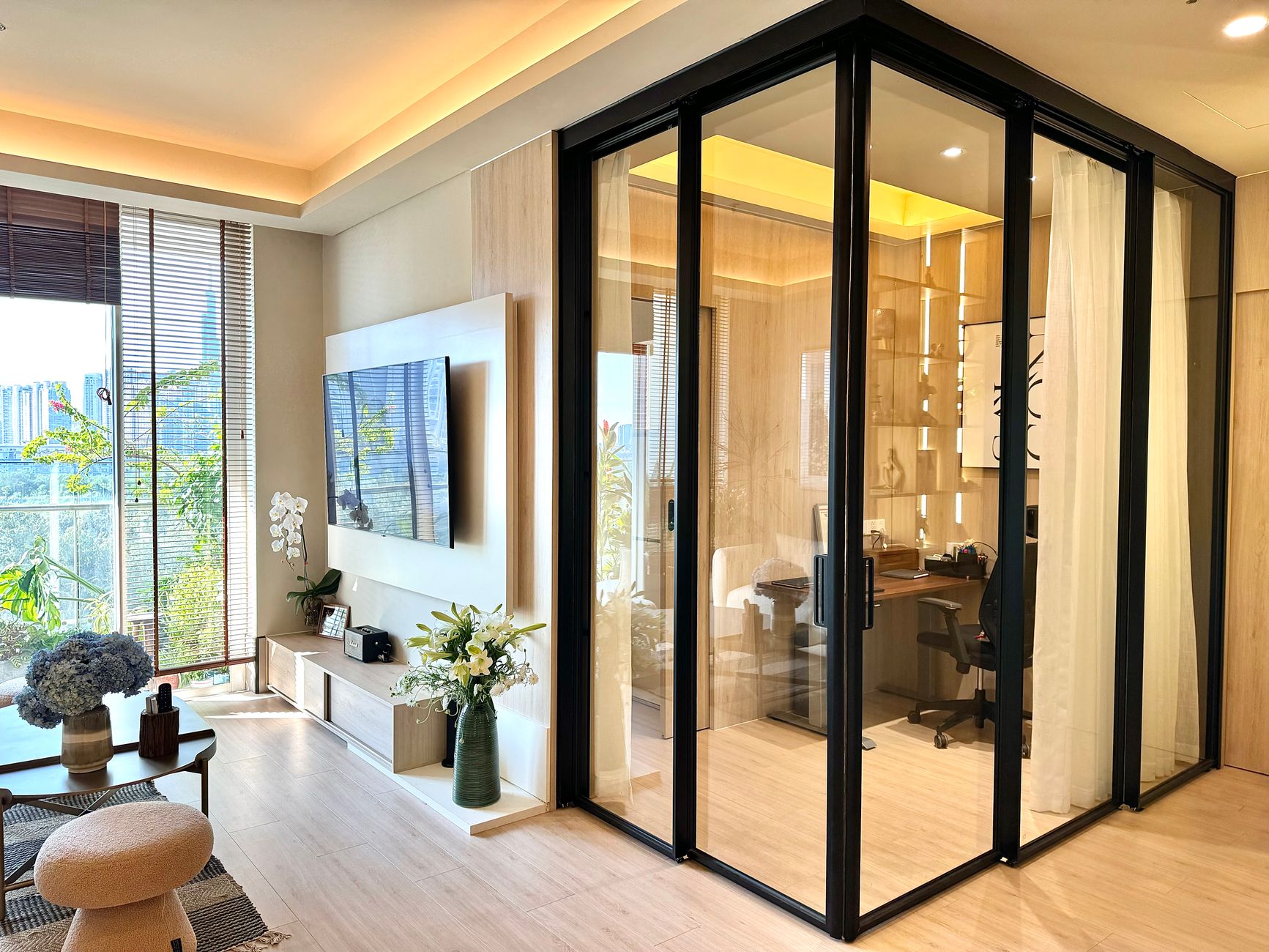Fasilitas modern apartemen Soho Pancoran dengan taman hijau, kolam renang, dan akses mudah ke transportasi umum