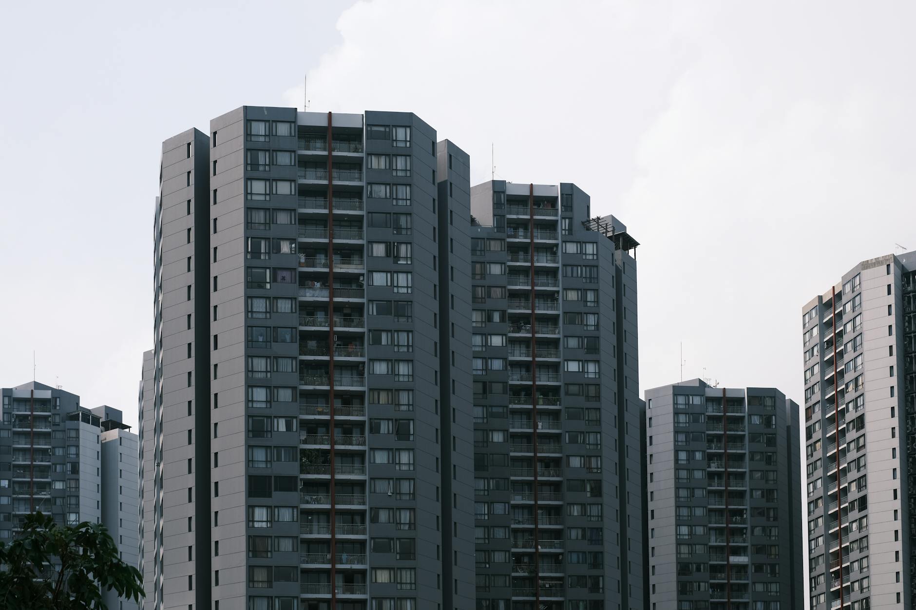 Foto interior apartemen murah dengan ruang tamu modern, dapur compact, dan balkon city view.