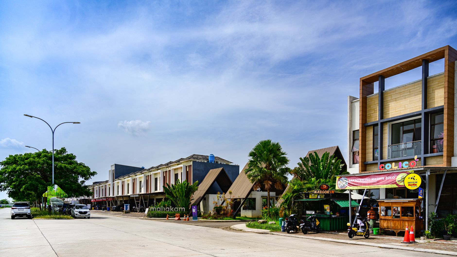 Ruko modern disewakan dekat pusat kota, fasilitas lengkap, akses mudah, cocok untuk usaha.