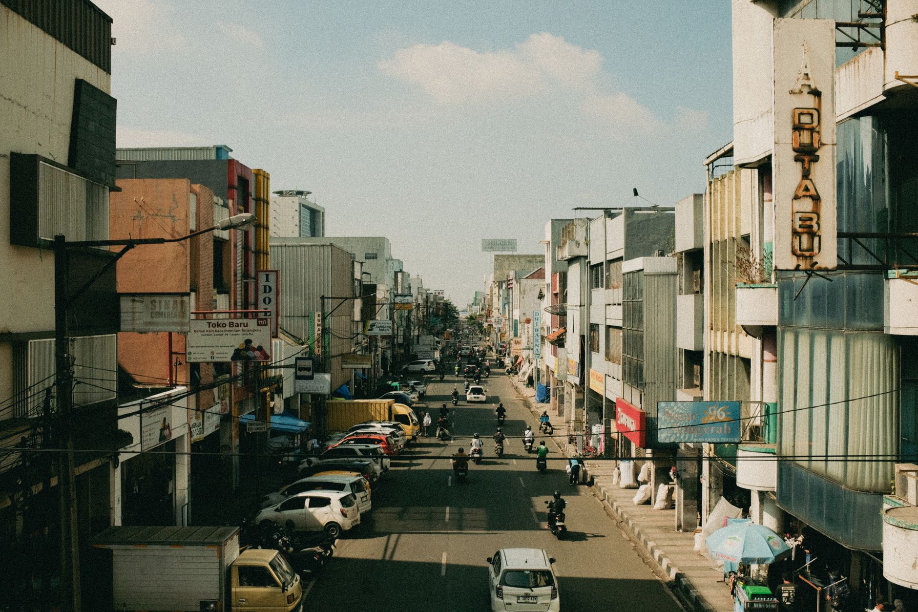 Ruko Maxwell modern dengan tampilan fasad elegan, lokasi strategis dekat pusat bisnis kota.