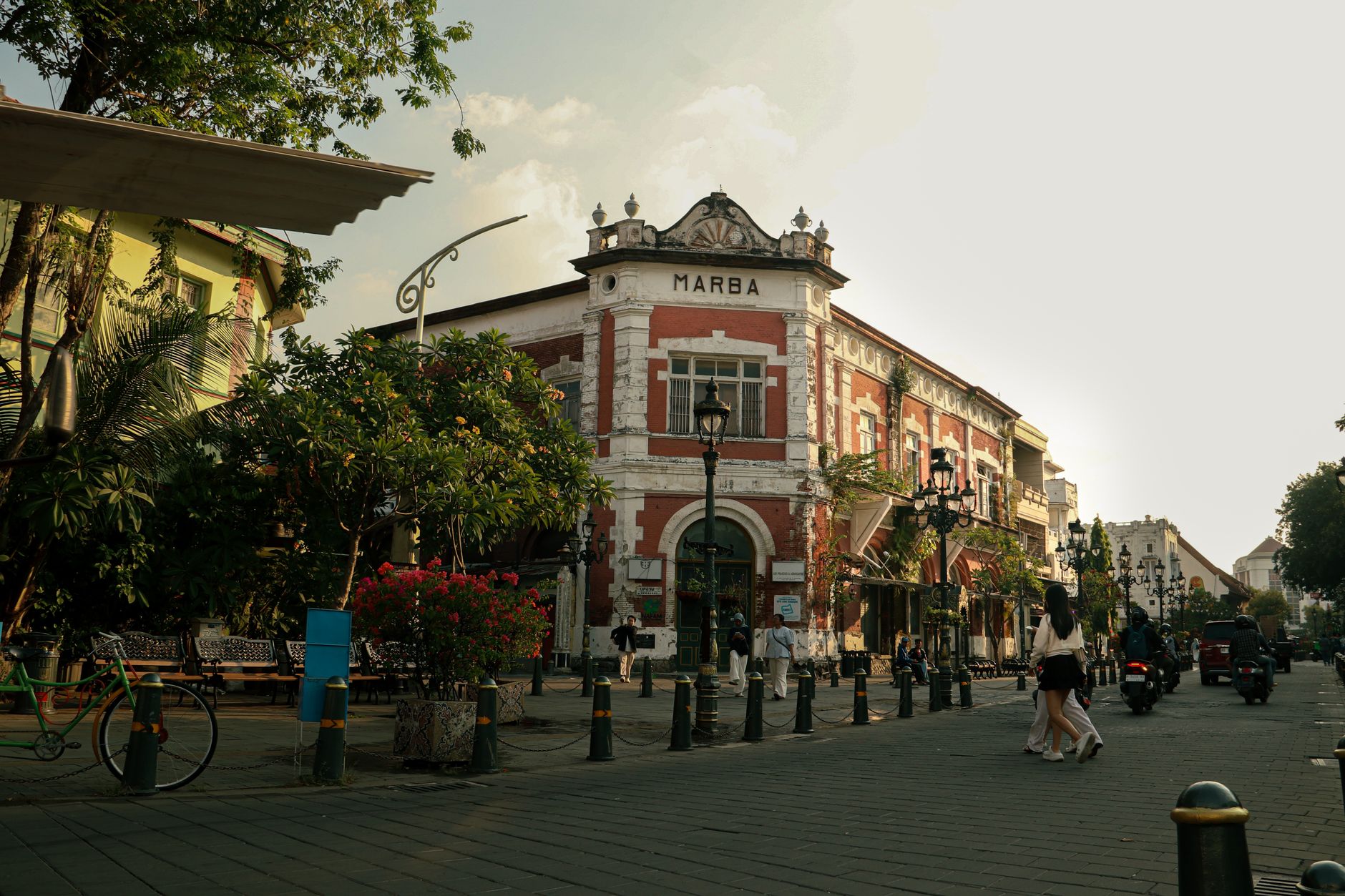 Ruko Margonda modern dengan tampilan toko dan kantor, menonjolkan lokasi strategis di pusat bisnis Jakarta.