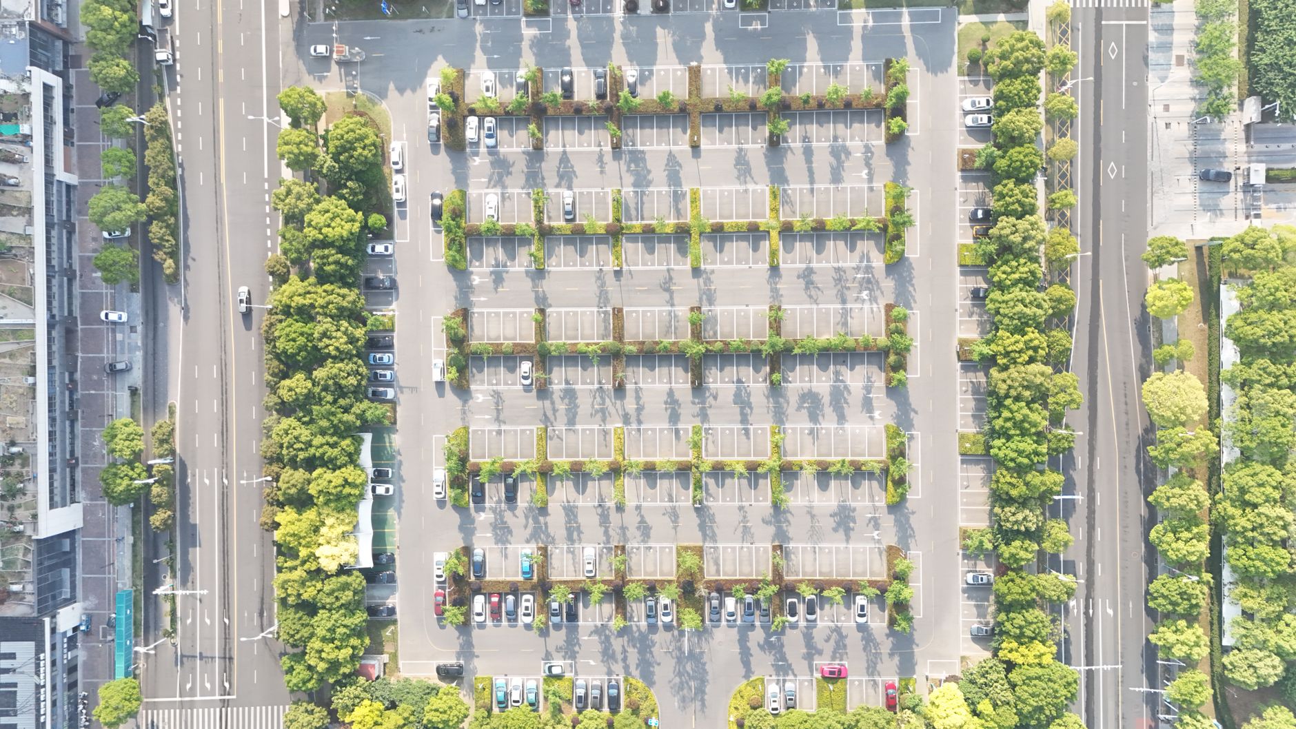 Foto tampilan taman Sunter Park View yang nyaman untuk disewa, menampilkan ruang hijau dan fasilitas modern.