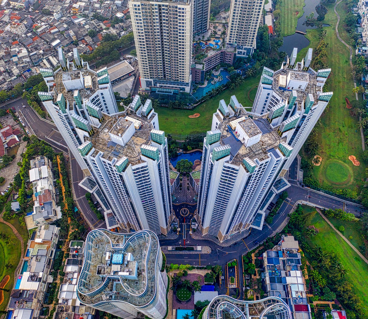 Fasade modern Titanium Apartemen menampilkan desain minimalis, balkon luas, dan pencahayaan alami yang elegan.