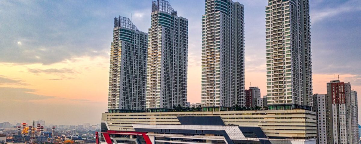 Fasilitas modern apartemen Pasadenia Pulomas dengan kolam renang dan taman hijau.