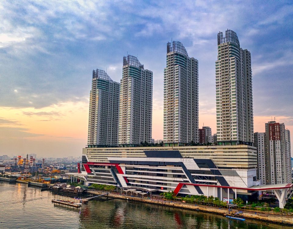 Fasilitas modern apartemen Pasadenia Pulomas dengan kolam renang dan taman hijau.