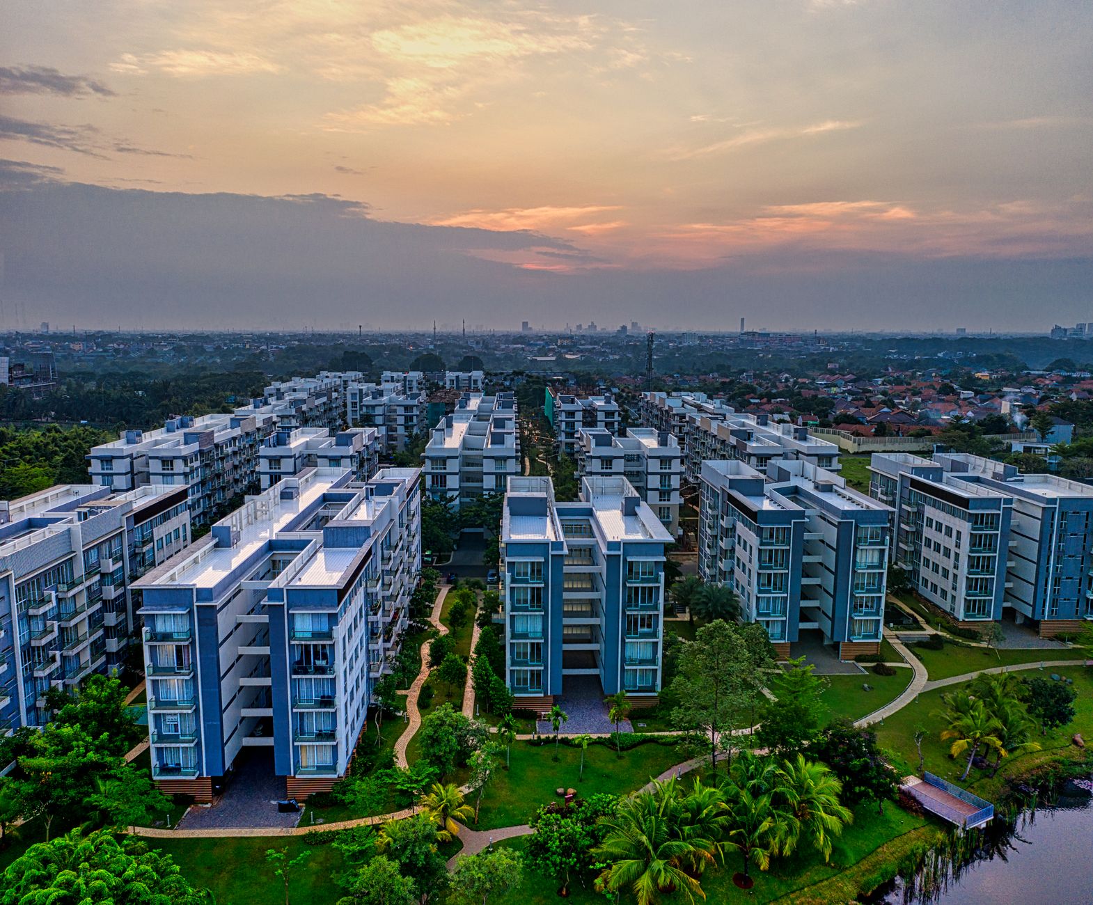 Gambar apartemen modern di kota Ayodhya tersedia untuk dijual, menampilkan interior mewah dan lokasi strategis.