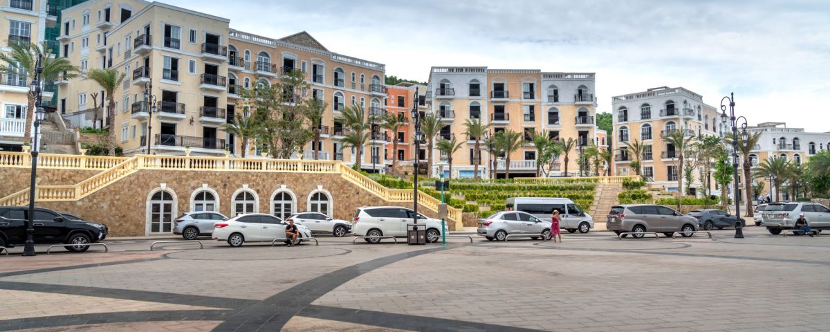 Fasad modern Apartemen Mediterania Garden Residence 2 dengan taman hijau dan balkon menghadap kota