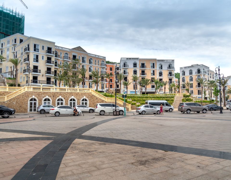 Fasad modern Apartemen Mediterania Garden Residence 2 dengan taman hijau dan balkon menghadap kota