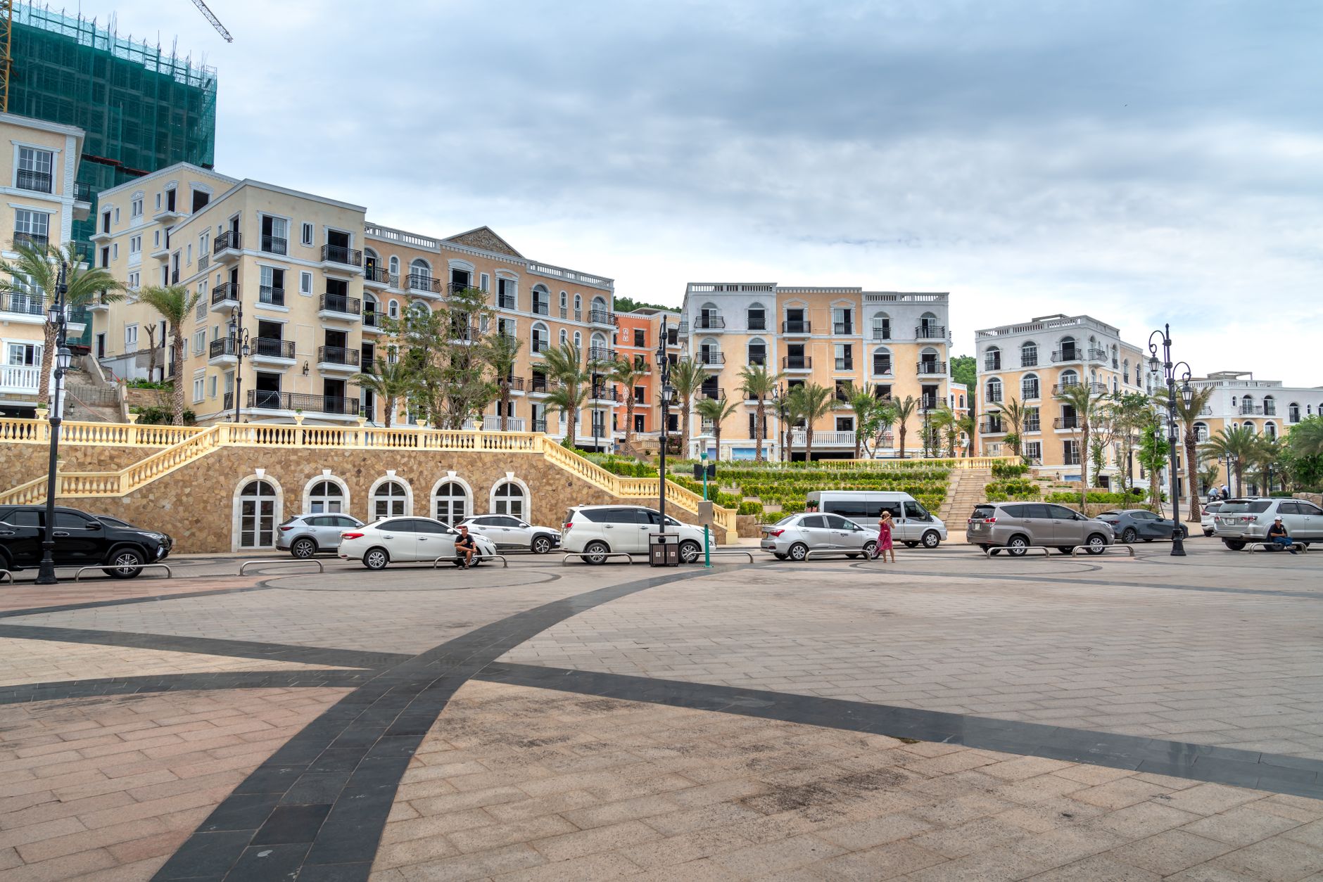 Fasad modern Apartemen Mediterania Garden Residence 2 dengan taman hijau dan balkon menghadap kota