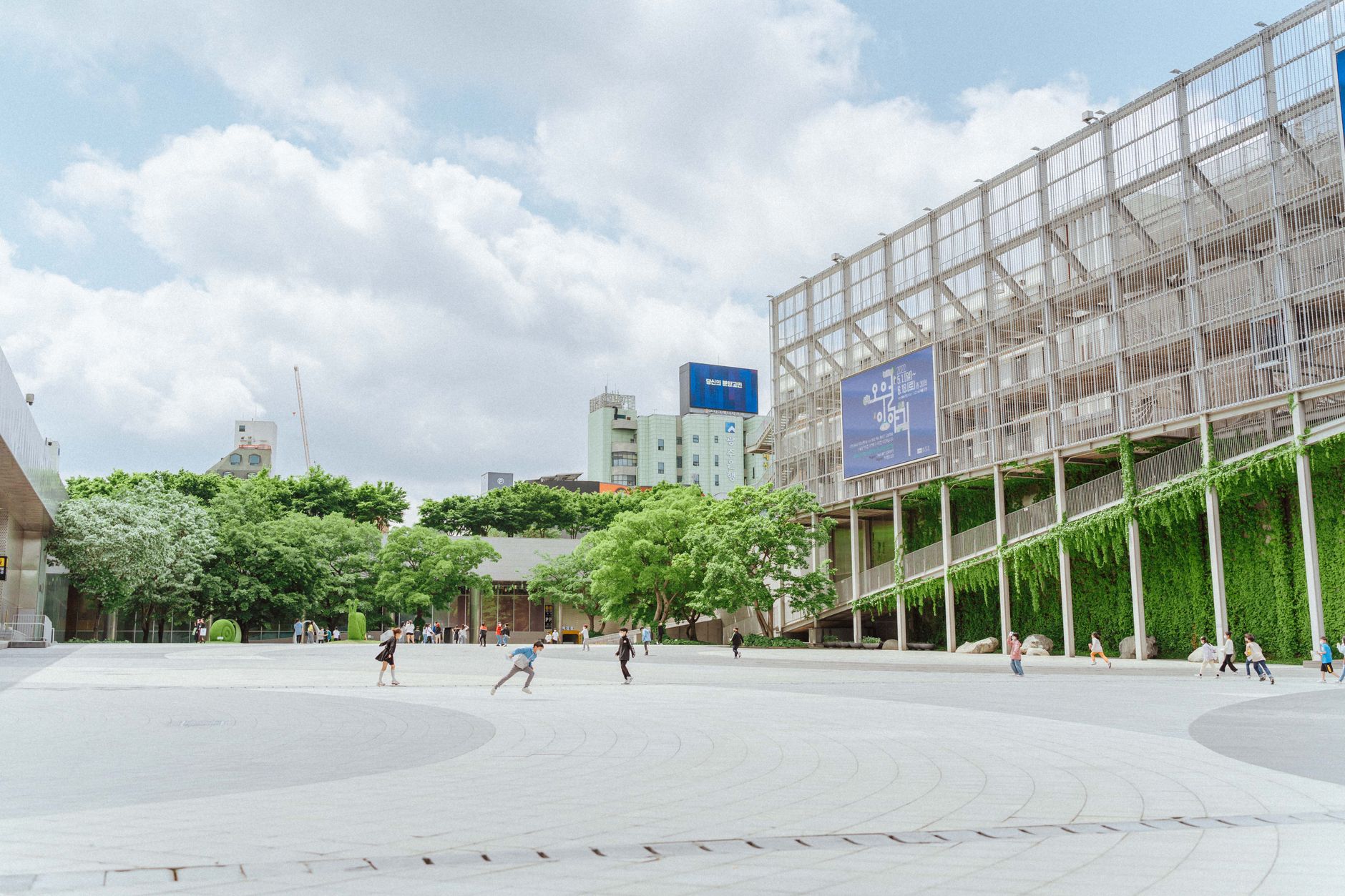 Ruko modern di Dharmawangsa Square, cocok untuk usaha dengan lokasi strategis dan tampilan elegan.