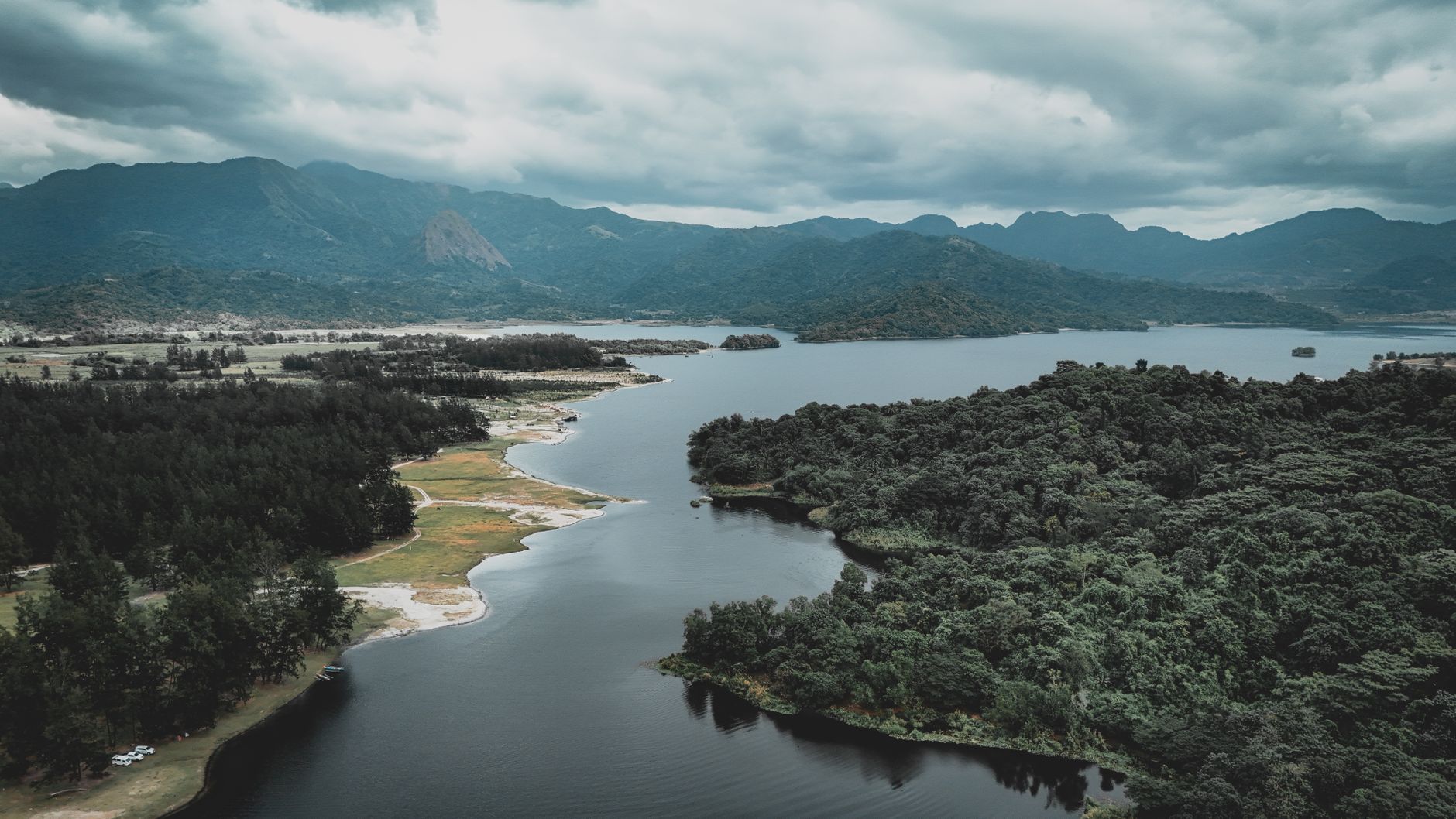 Pemandangan Danau Hijau yang menenangkan, ideal untuk sewa harian liburan atau kerja.