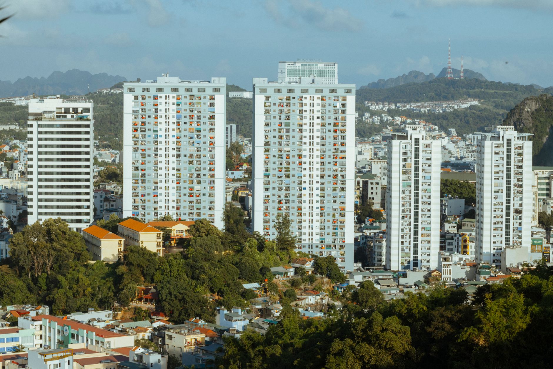 Sewa apartemen bulanan di Season City dengan fasilitas lengkap, lokasi strategis, dan harga terjangkau.