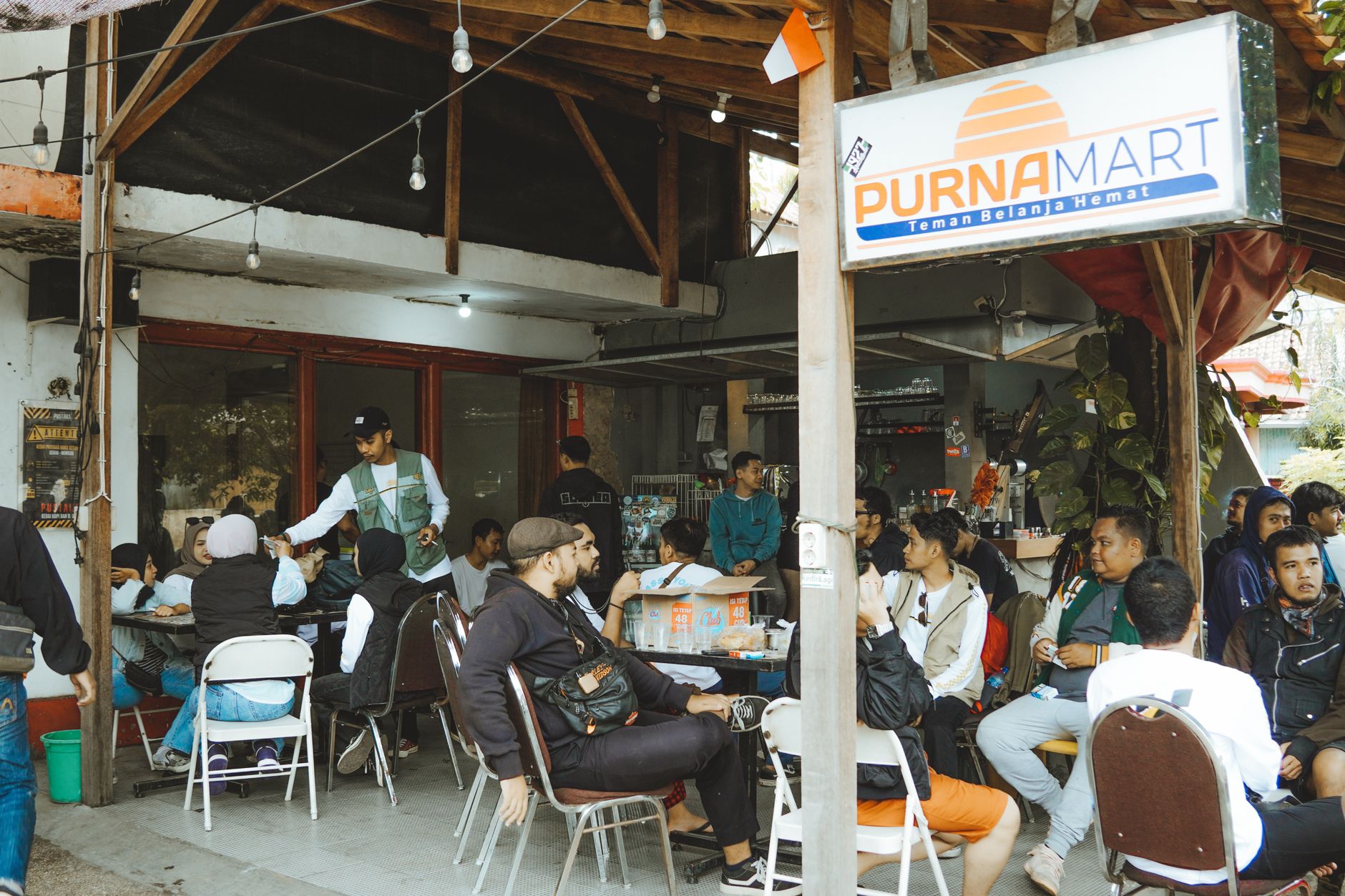 Foto menampilkan ruko modern yang tersedia untuk disewa bulanan di lokasi terdekat, cocok untuk usaha kecil.