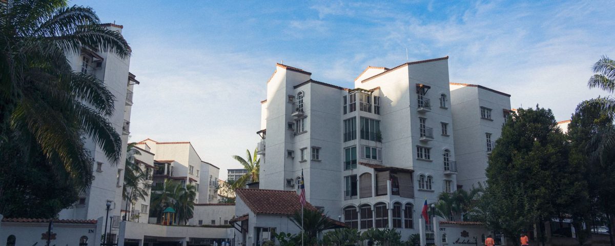 Exterior modern apartemen mewah Mediterania Marina Residence dengan kolam renang, pemandangan laut, dan lokasi strate...