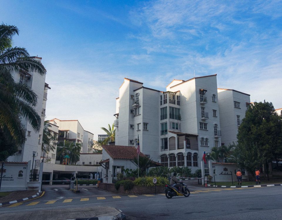 Exterior modern apartemen mewah Mediterania Marina Residence dengan kolam renang, pemandangan laut, dan lokasi strate...