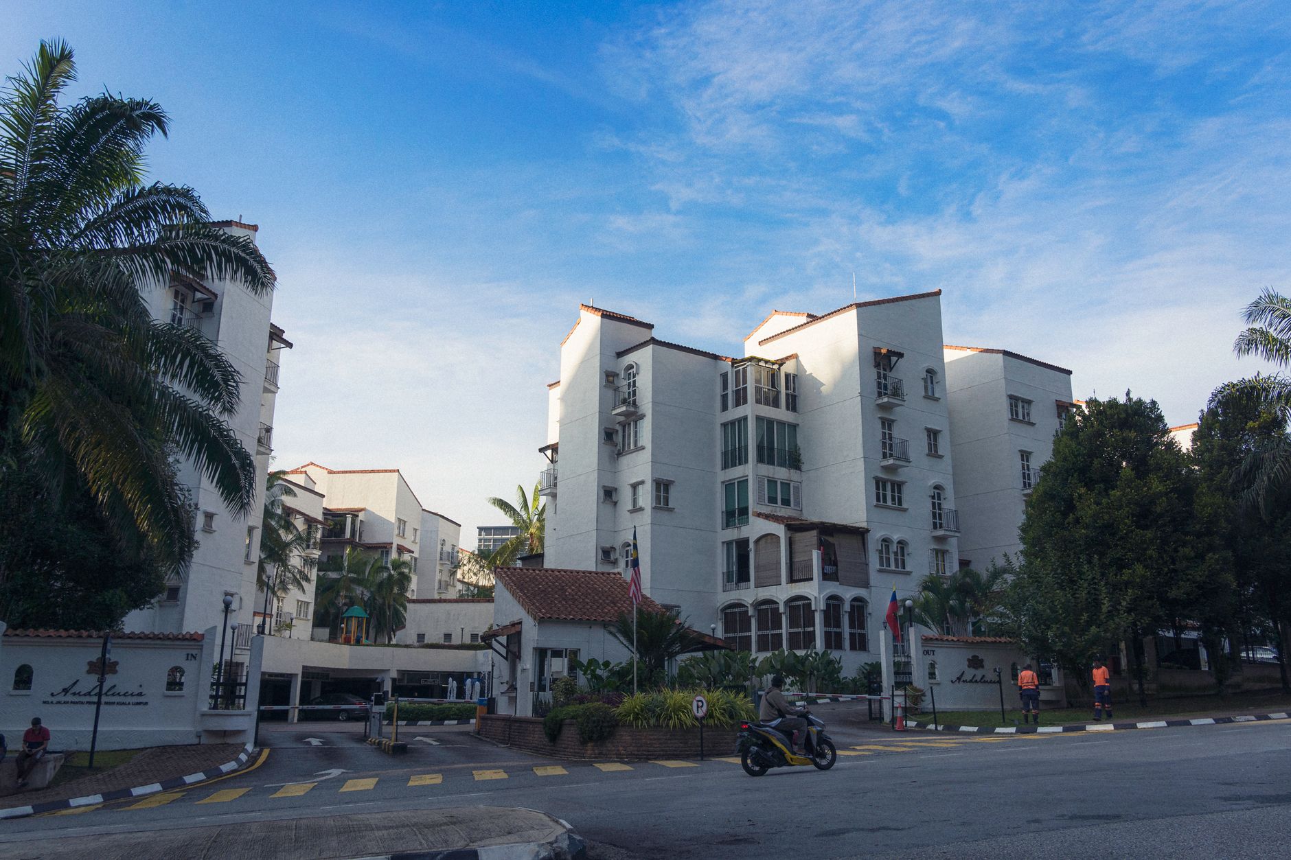 Exterior modern apartemen mewah Mediterania Marina Residence dengan kolam renang, pemandangan laut, dan lokasi strate...