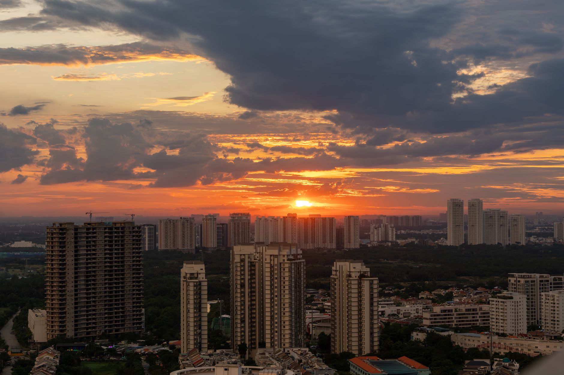Apartemen Sky View dengan pemandangan kota, disewakan harian, nyaman, modern, dekat pusat bisnis