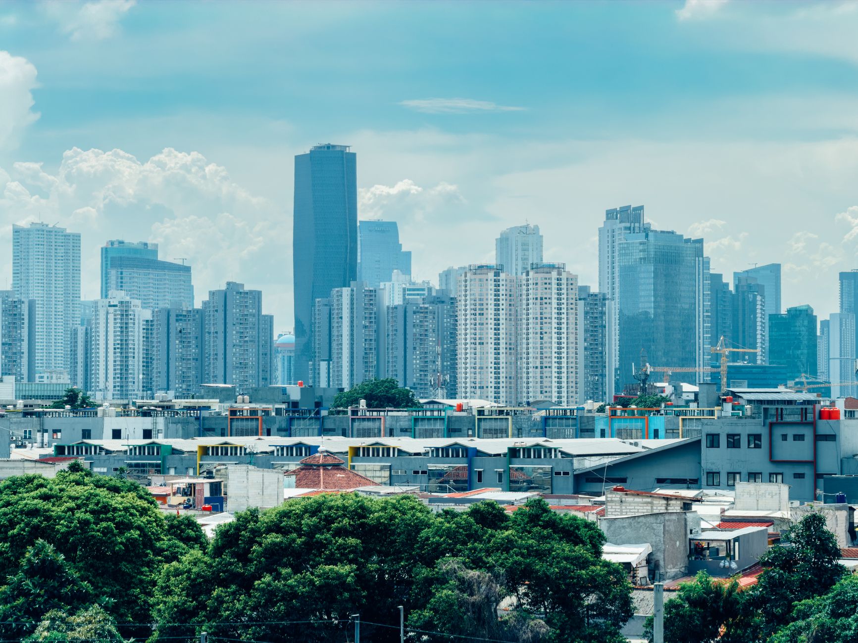 Foto tampilan eksterior modern Apartemen Thamrin Residence yang siap dijual, menampilkan fasilitas lengkap dan lokasi...