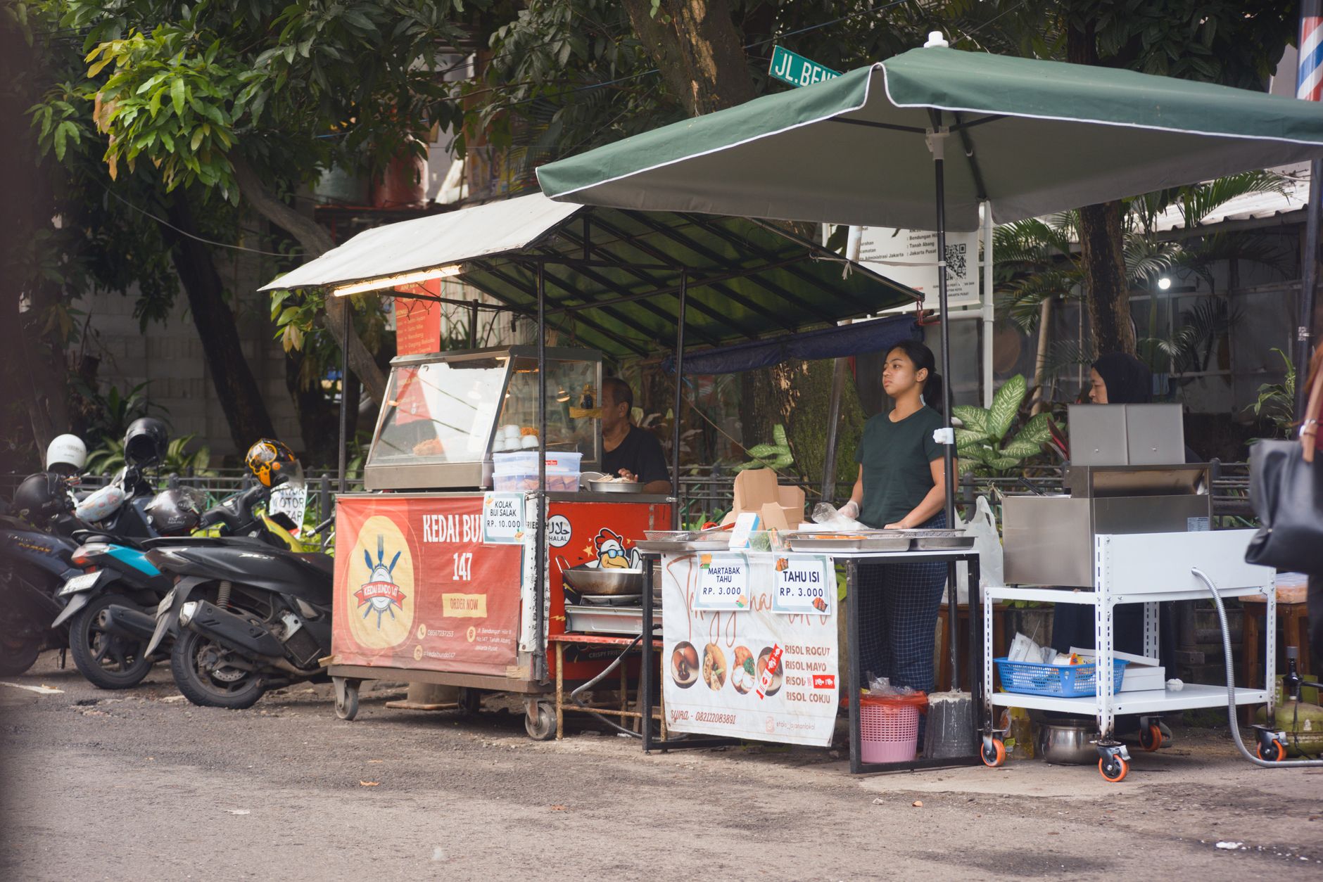 Foto ruang kios modern dengan tanda sewa kios bulanan menonjol, cocok untuk promosi properti komersial.