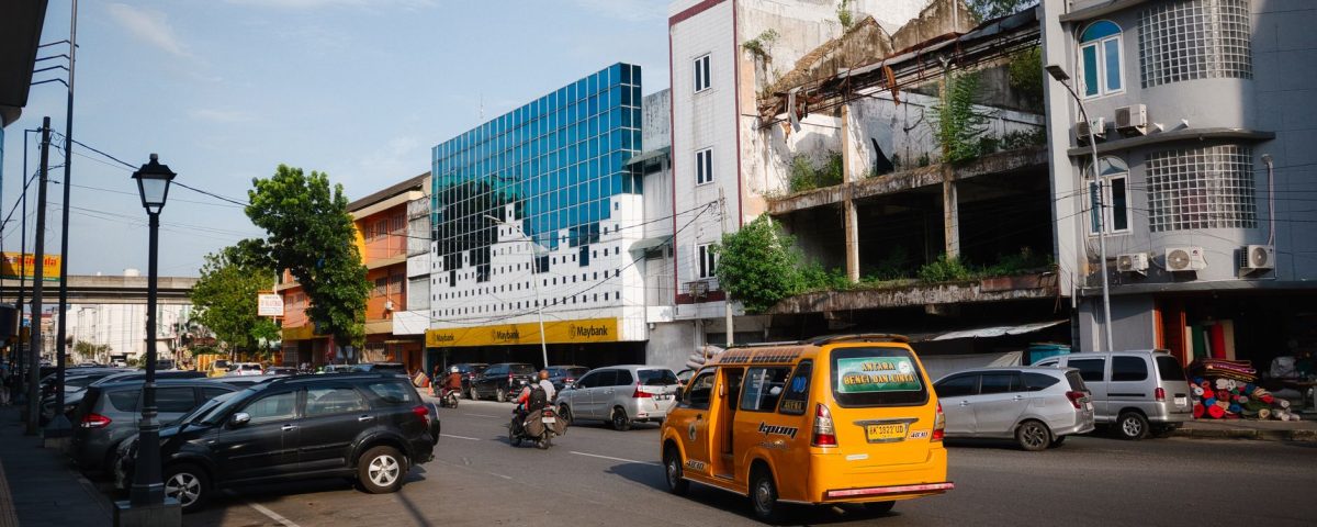 Foto ruko modern berlabel Sewa Ruko Dekat Kampus di depan gedung kampus menonjolkan ruang usaha strategis.