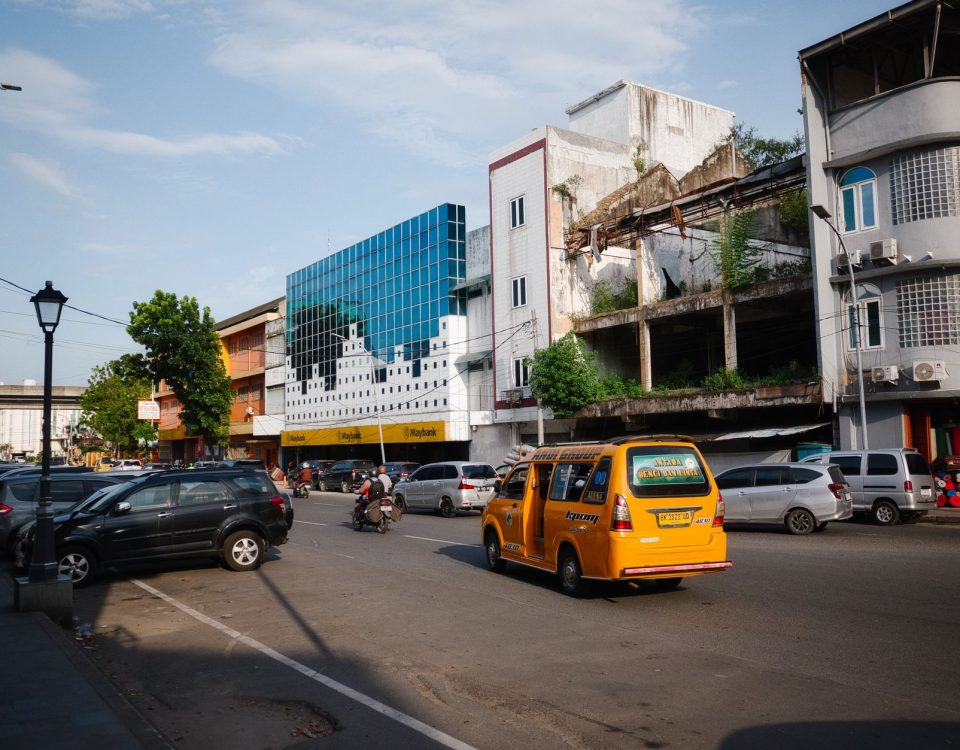 Foto ruko modern berlabel Sewa Ruko Dekat Kampus di depan gedung kampus menonjolkan ruang usaha strategis.