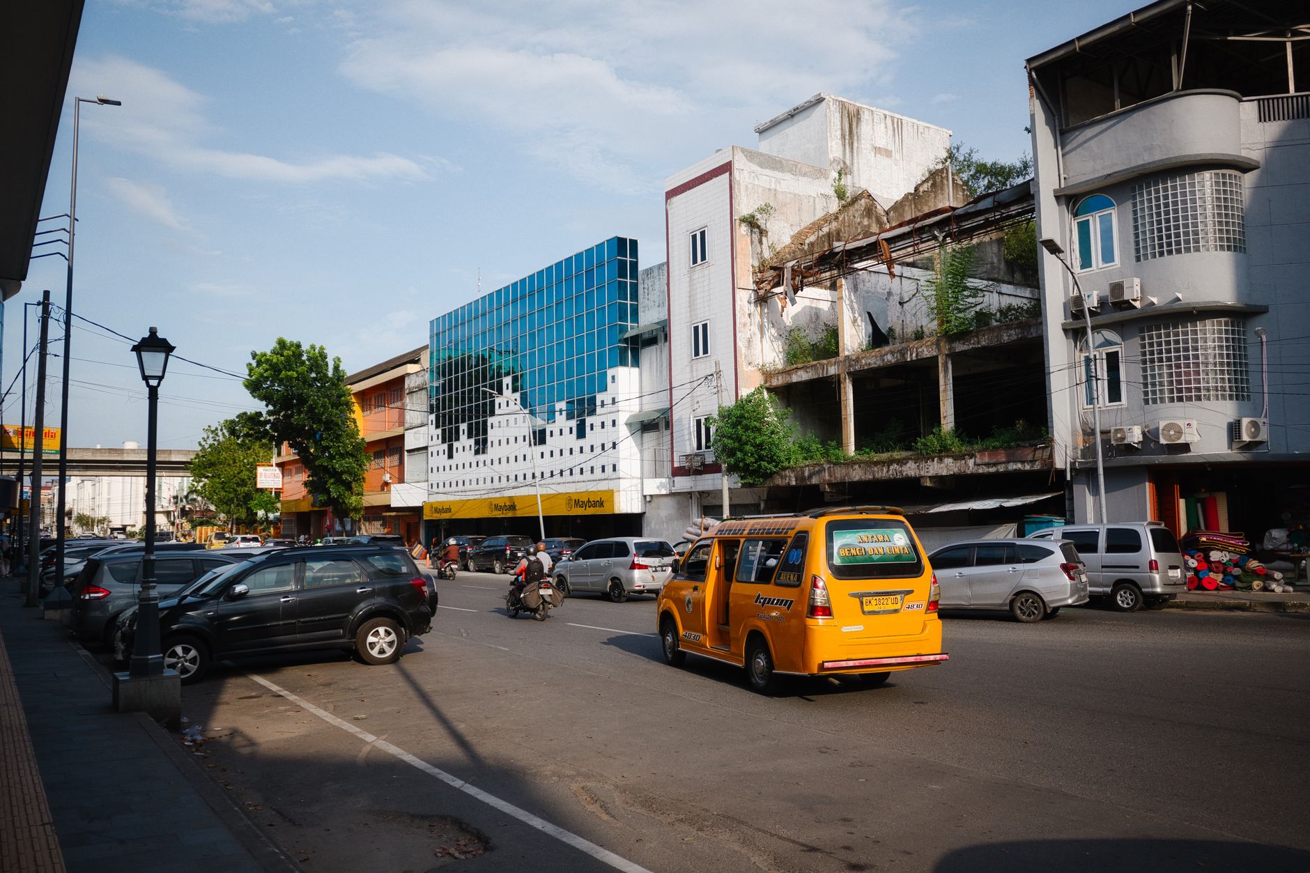 Foto ruko modern berlabel Sewa Ruko Dekat Kampus di depan gedung kampus menonjolkan ruang usaha strategis.