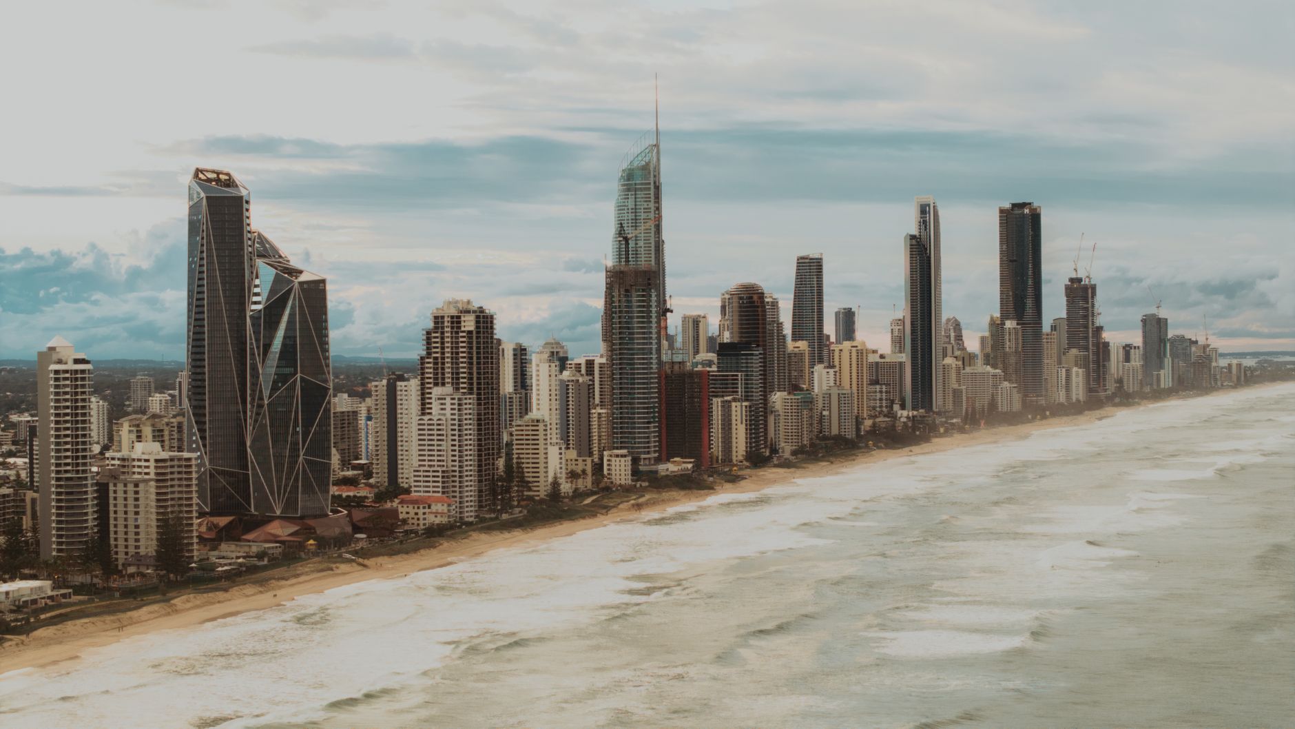 Foto tampilan apartemen PIK Gold Coast yang siap dijual, menampilkan fasilitas modern dan lokasi strategis.
