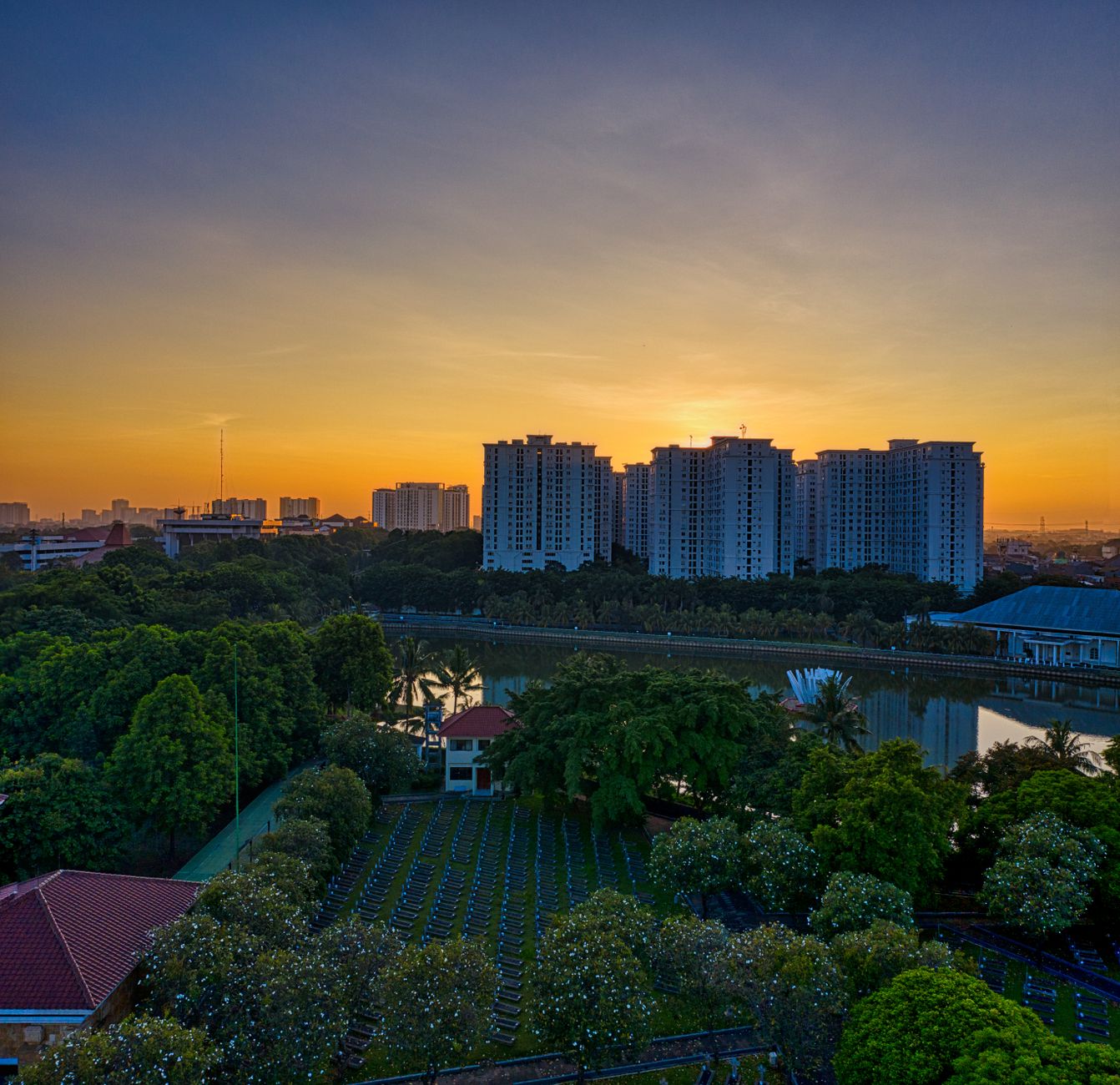 Foto tampak depan apartemen Puri Park View Tower E dengan fasilitas modern, cocok untuk investasi hunian premium.