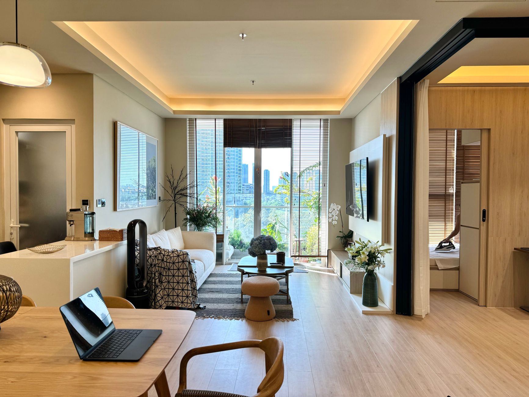 Interior modern apartemen Cosmo Terrace dengan fasilitas lengkap, ideal untuk sewa jangka pendek atau panjang