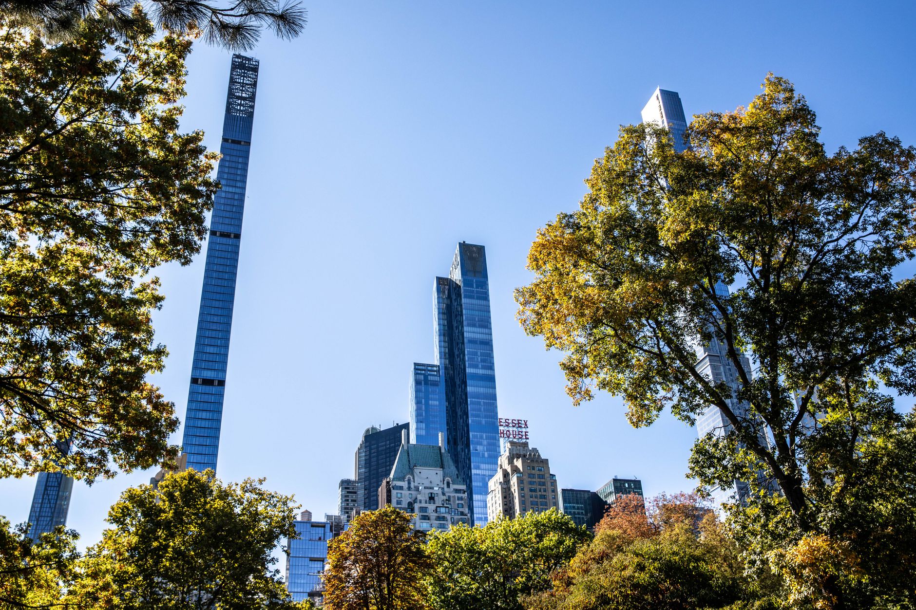 Foto menampilkan apartemen modern di Central Park dengan desain mewah dan pemandangan hijau.