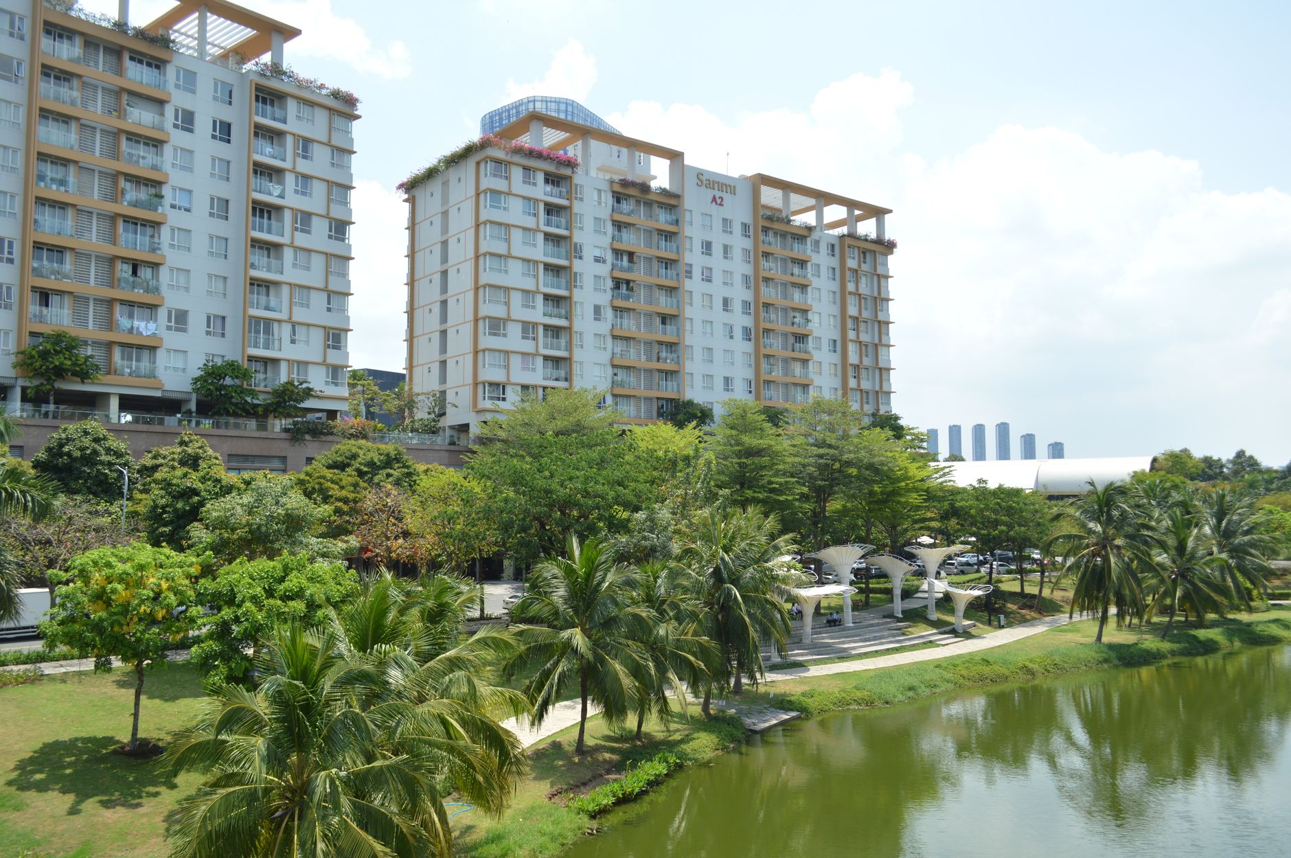 Ruko modern di Green Lake City, tersedia untuk disewa, lokasi strategis dekat pusat perbelanjaan.