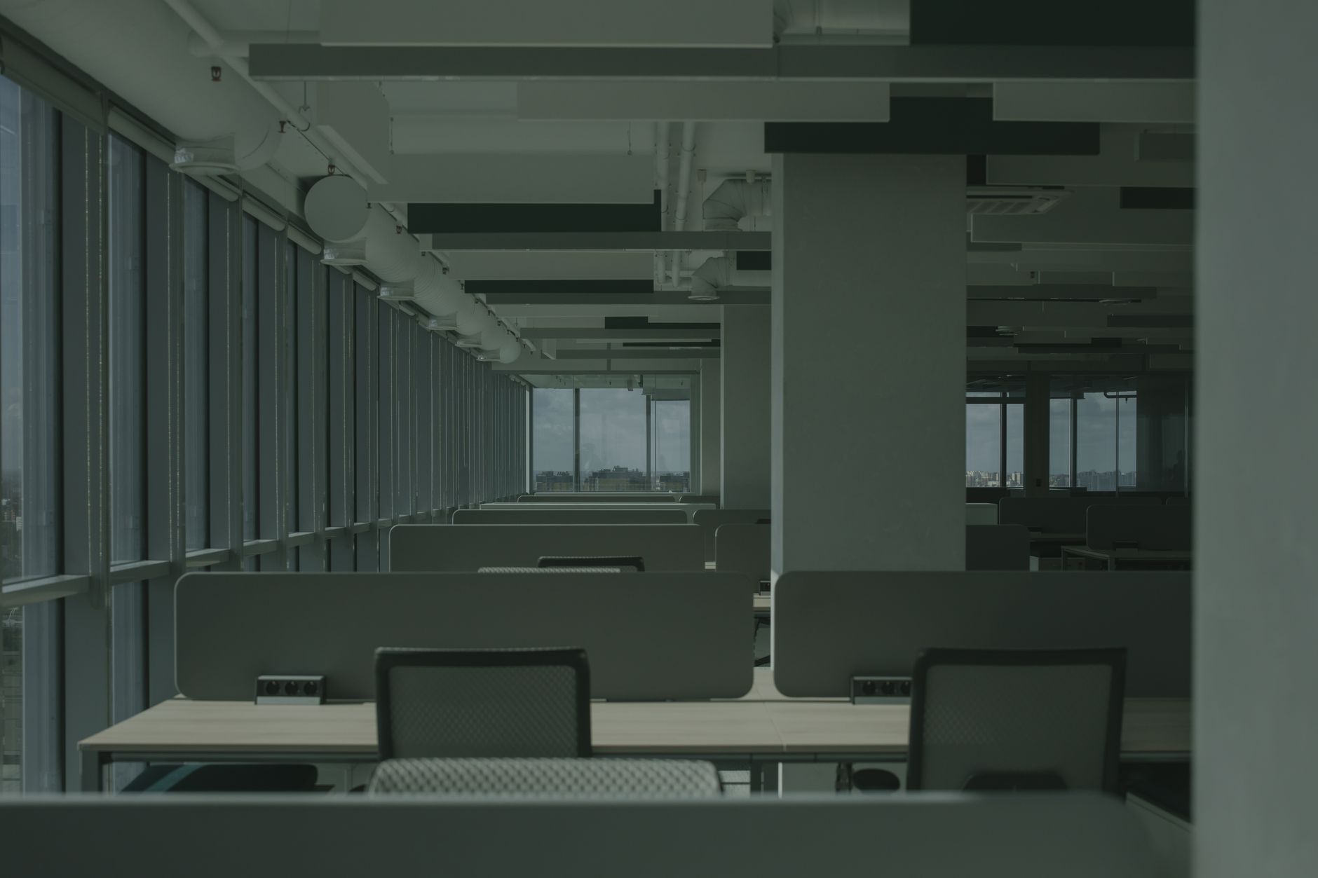 Ruangan kantor modern siap pakai dengan fasilitas lengkap, ideal bagi startup dan perusahaan baru.