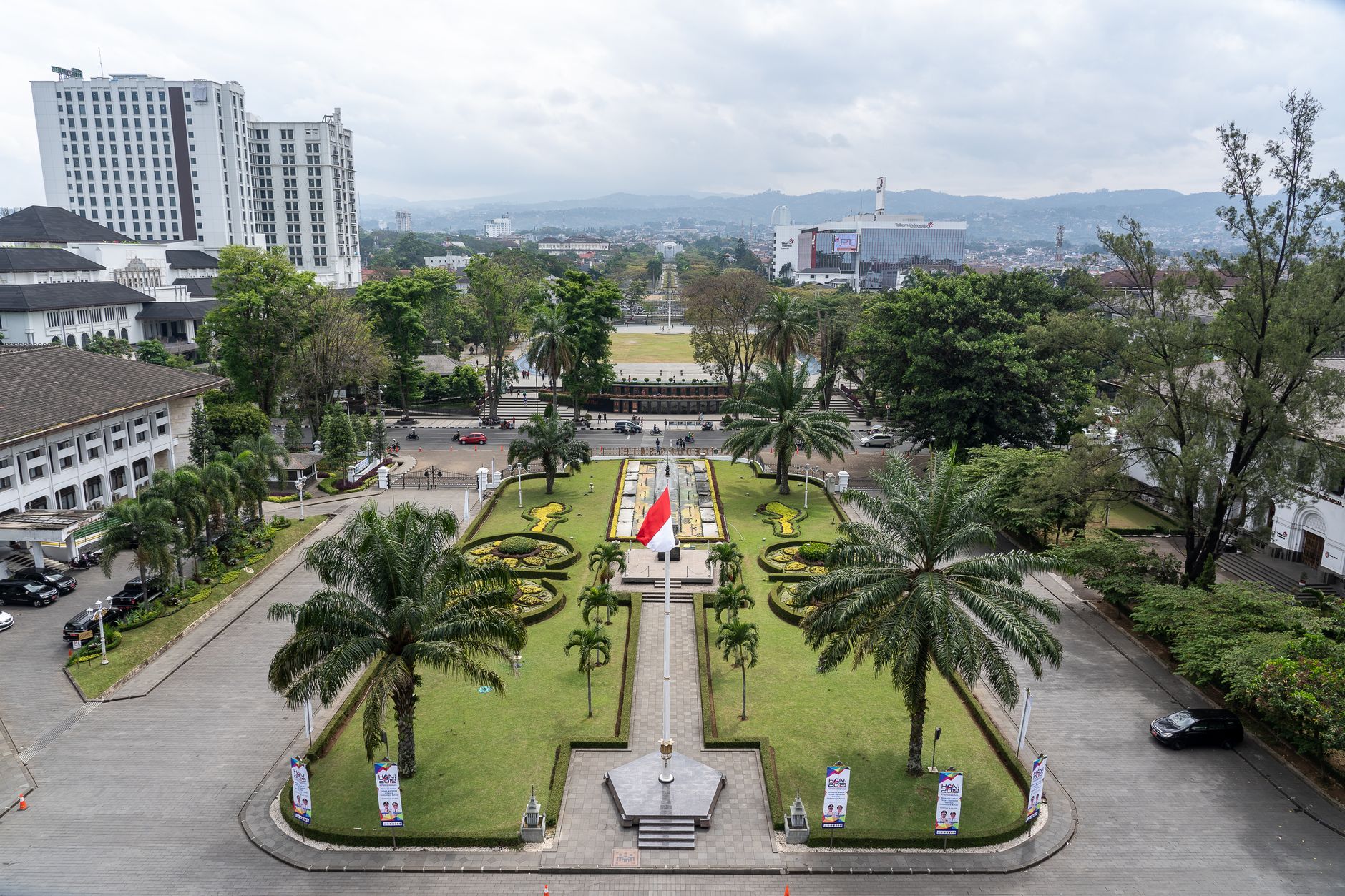 Foto interior modern apartemen di Sedayu City, menampilkan ruang tamu luas dengan pencahayaan alami.