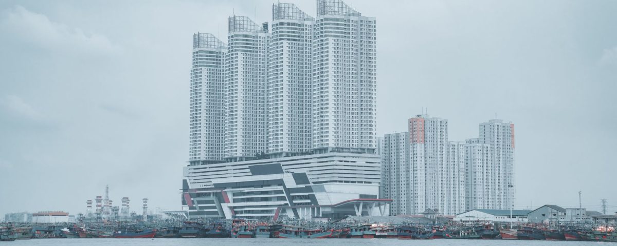 Foto menampilkan tampak modern Amethyst Tower, apartemen disewakan dengan fasilitas lengkap di pusat kota