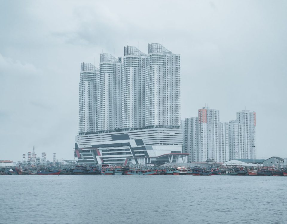 Foto menampilkan tampak modern Amethyst Tower, apartemen disewakan dengan fasilitas lengkap di pusat kota