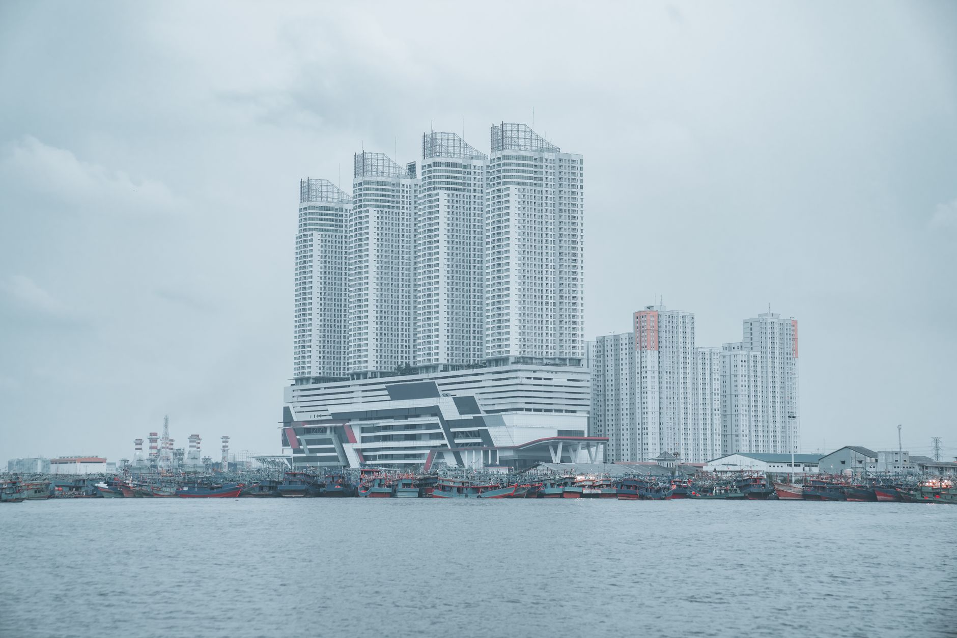 Foto menampilkan tampak modern Amethyst Tower, apartemen disewakan dengan fasilitas lengkap di pusat kota